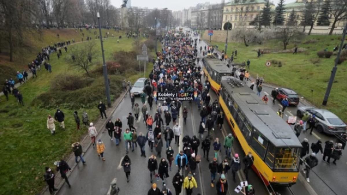 У Варшаві люди влаштували антиурядовий марш: фото, відео