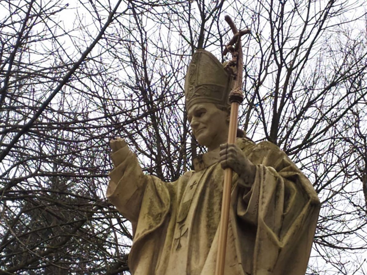 У Трускавці пам'ятнику Івану Павлу II відірвали руку: фото, відео 