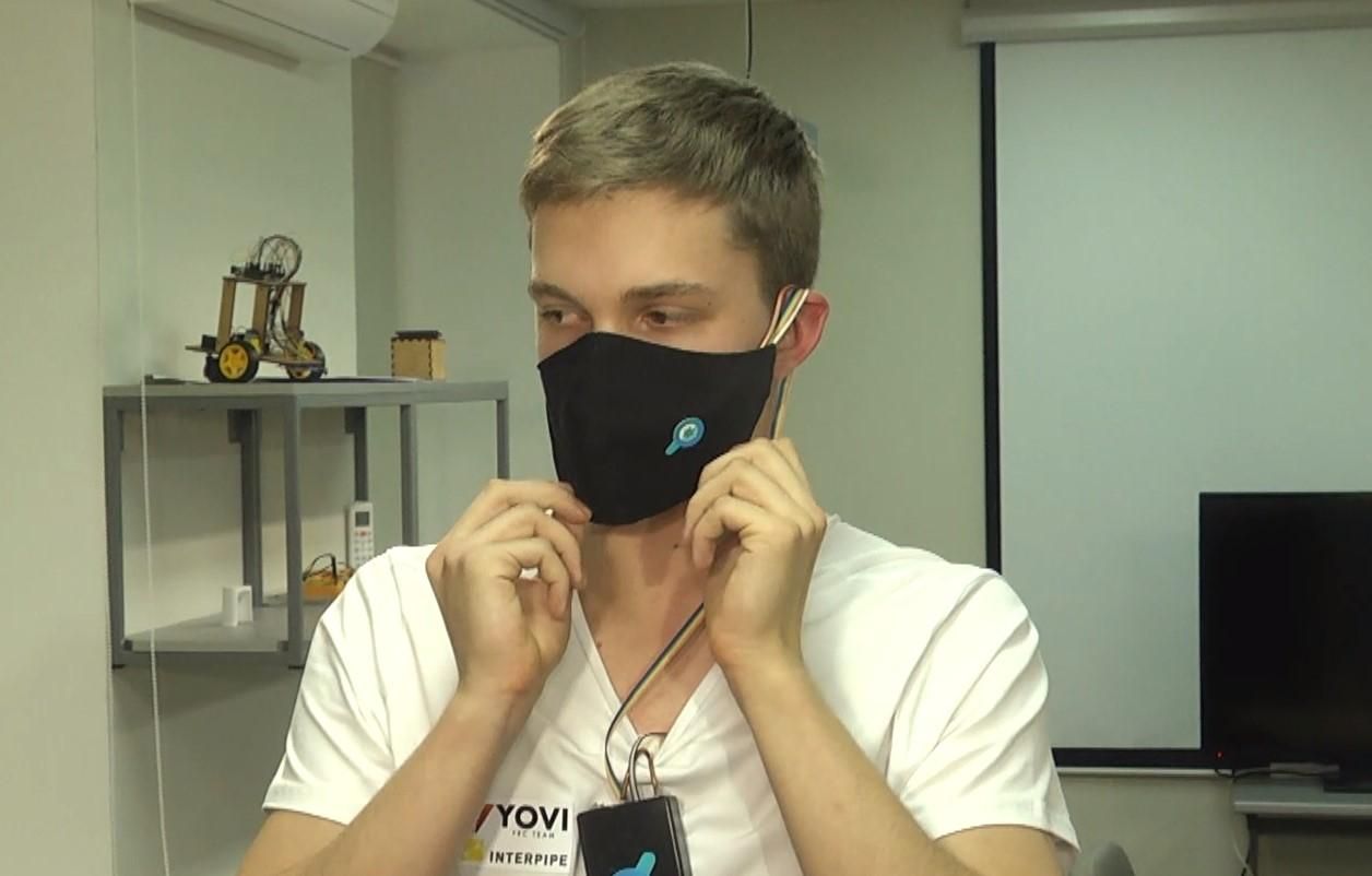 Виявляє симптоми COVID-19: школярі розповіли, як працює розумна маска Виявляє симптоми COVID-19: школярі розповіли, як працює розумна маска