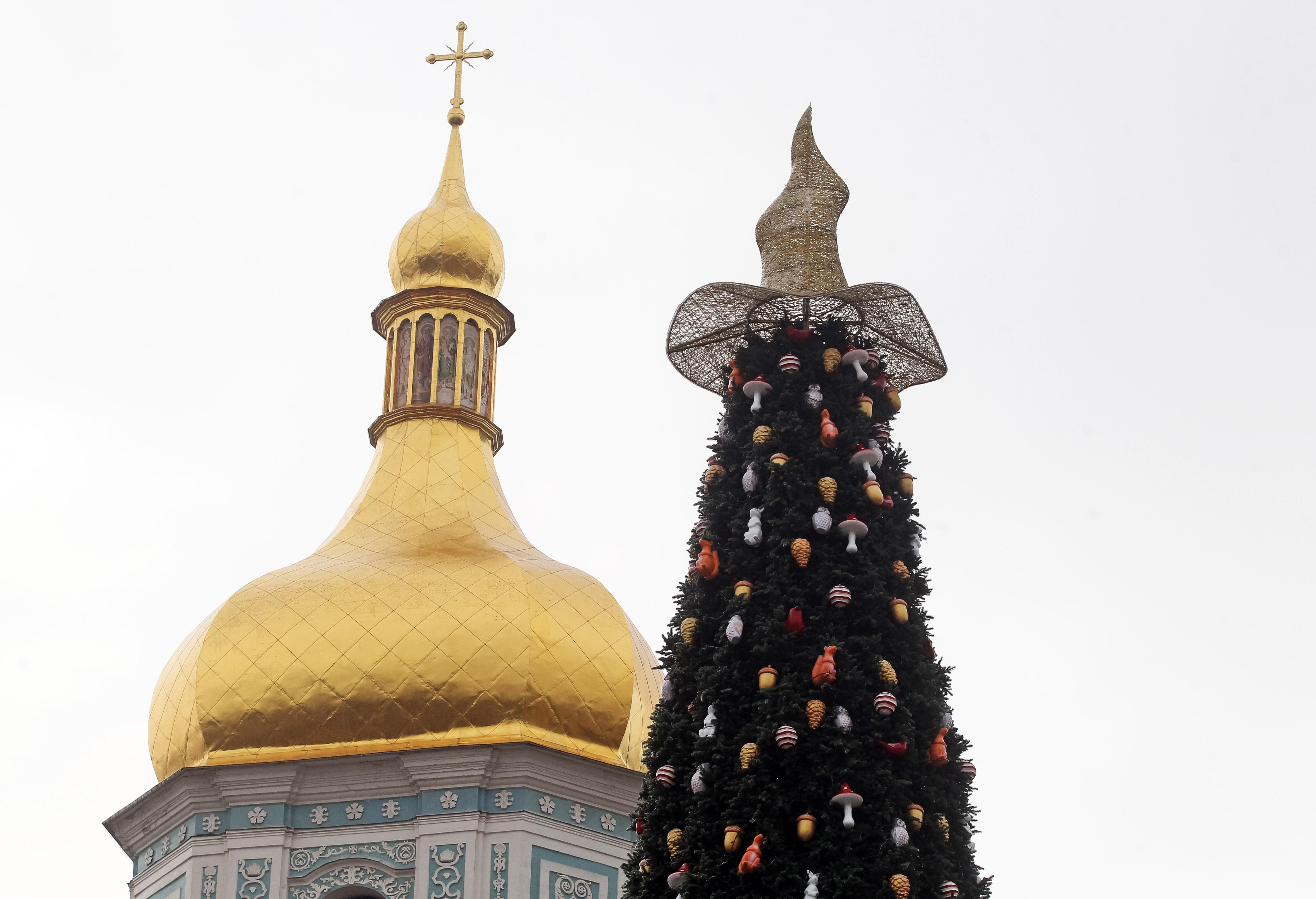 В ОП розкритикували зняття капелюха з головної ялинки України 