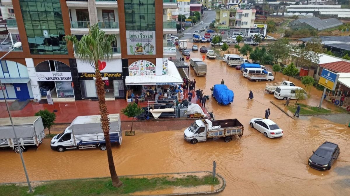 Машины в воде и затоплены судна: в Турции - рекордные опади- фото