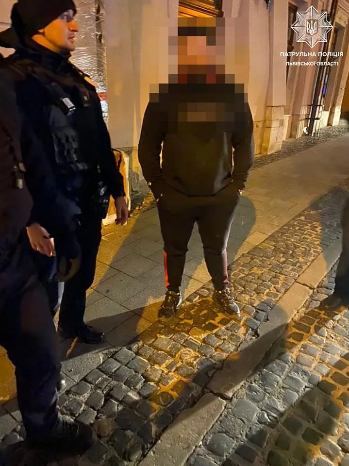 У центрі Львова чоловік встромив ножа у груди неповнолітньому: фото
