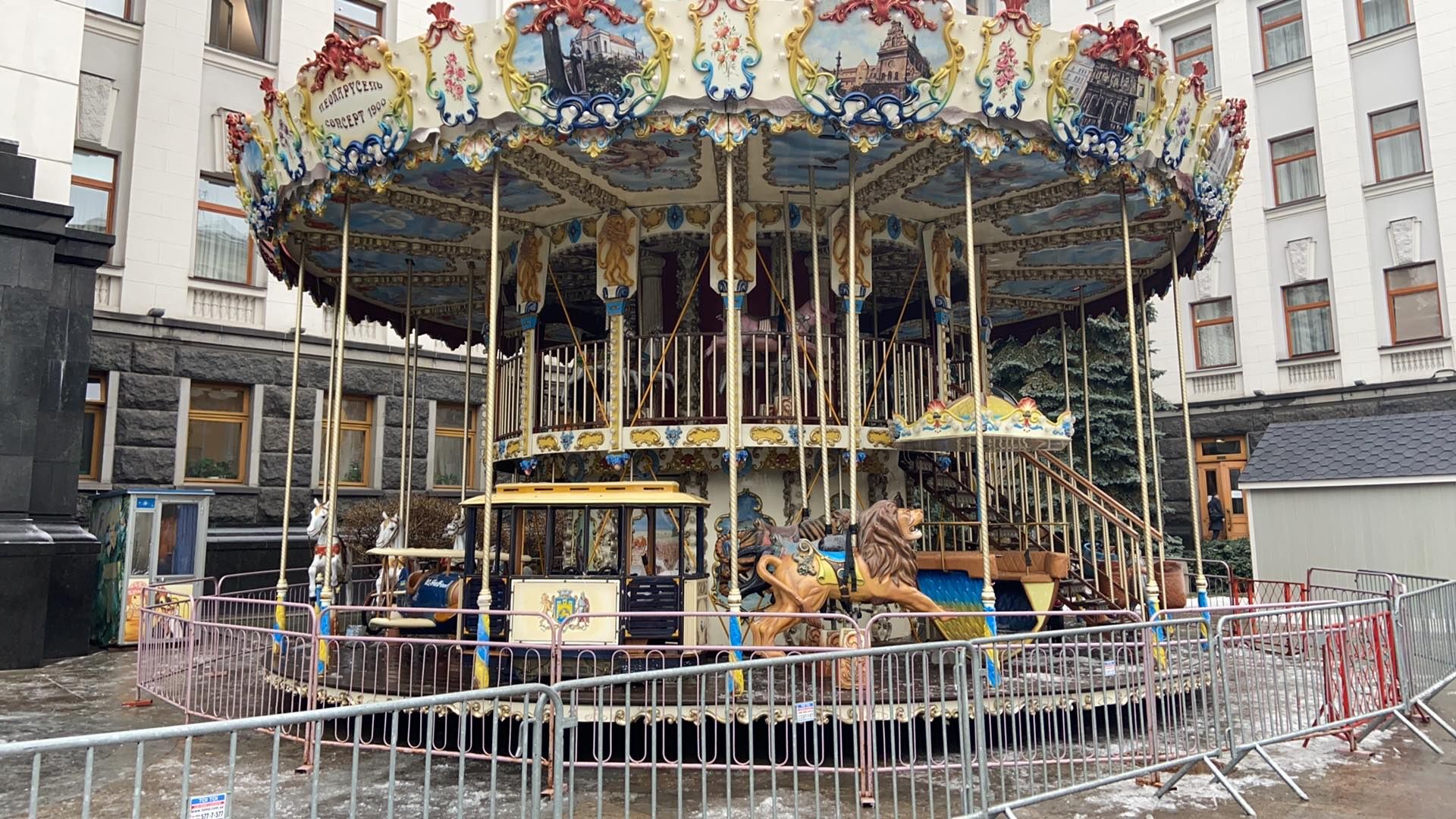 В Киеве возле Офиса президента установили большую карусель - фото В Киеве возле Офиса президента установили большую карусель - фото