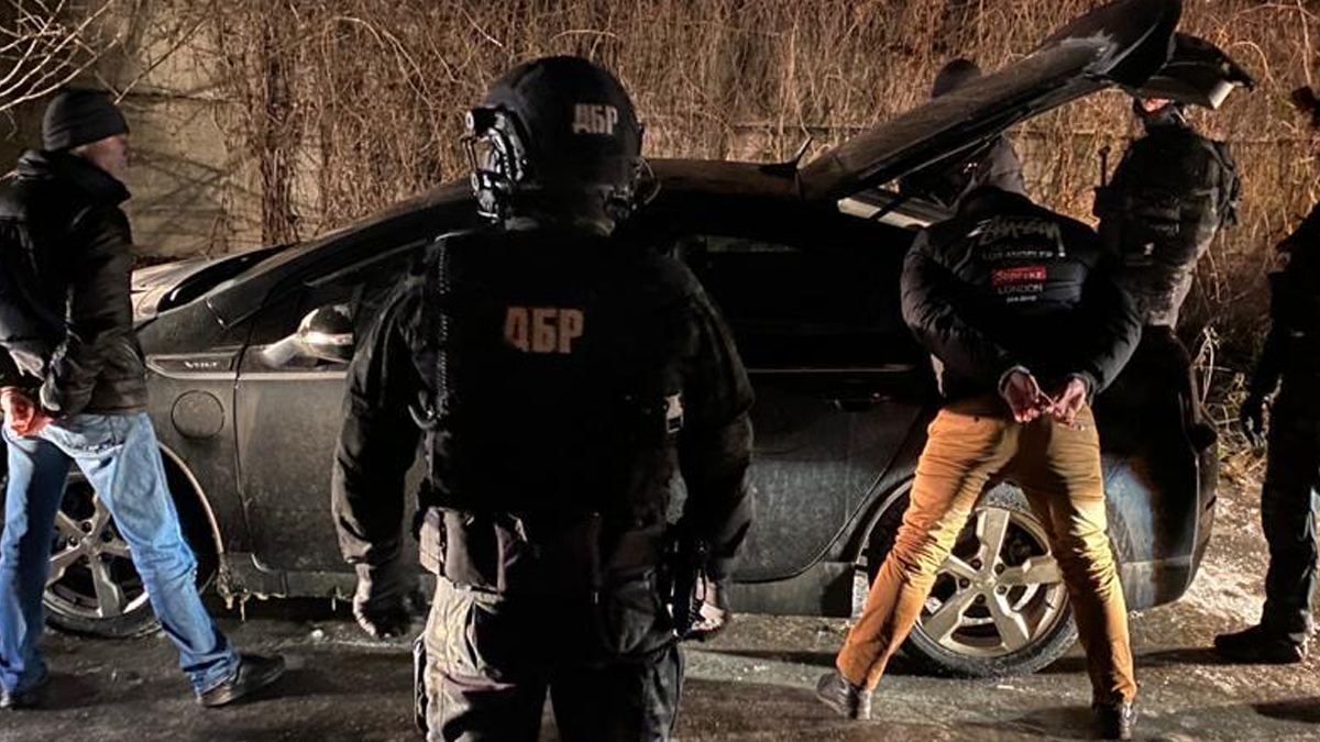 У Києві затримали 3 поліціянтів: шантажували чоловіка через бурштин У Києві затримали 3 поліціянтів: шантажували чоловіка через бурштин