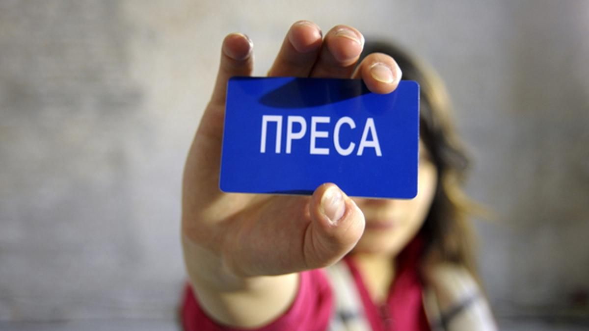 У Києві чоловік напав на журналістів, а потім впав у калюжу У Києві чоловік напав на журналістів, а потім впав у калюжу