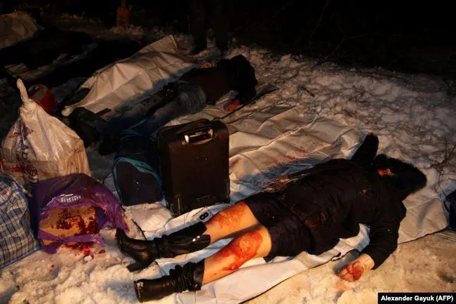 Тіла пасажирів рейсового автобусу, які були вбиті внаслідок ракетного удару російських гібридних сил. Загинуло 12 (за іншими даними 13) людей, ще 18 були поранені. Донеччина, околиця міста Волновахи, 13 січня 2015 року Тіла пасажирів рейсового автобусу, які були вбиті внаслідок ракетного удару російських гібридних сил. Загинуло 12 (за іншими даними 13) людей, ще 18 були поранені. Донеччина, околиця міста Волновахи, 13 січня 2015 року