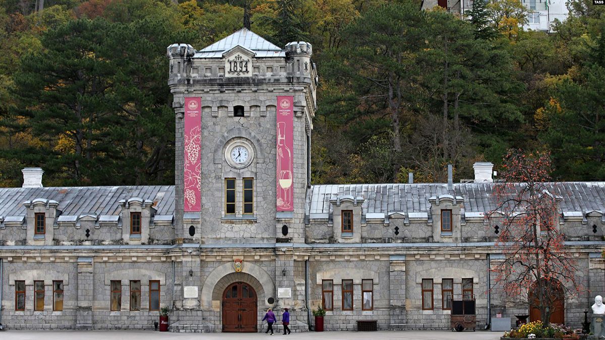 Винзавод Масандра в окупованому Криму продали касиру Путіна Винзавод Масандра в окупованому Криму продали касиру Путіна