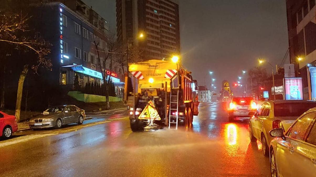 Комунальники Києва цілодобово працюють для боротьби з ожеледицею Комунальники Києва цілодобово працюють для боротьби з ожеледицею