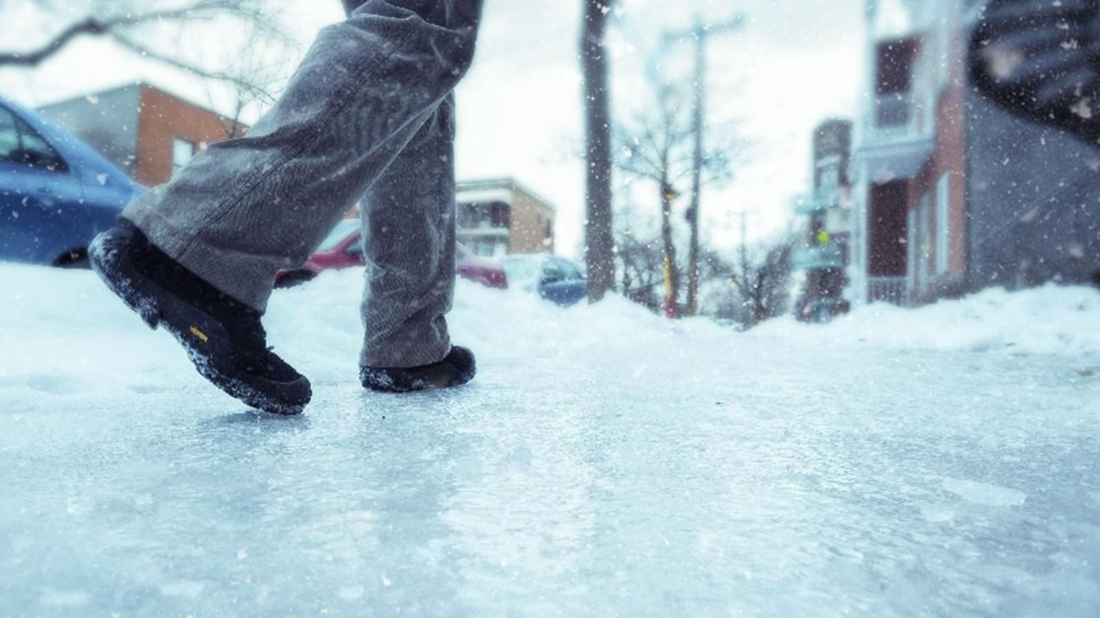 Полз на четвереньках: в Харькове мужчина попал в ледяную ловушку
