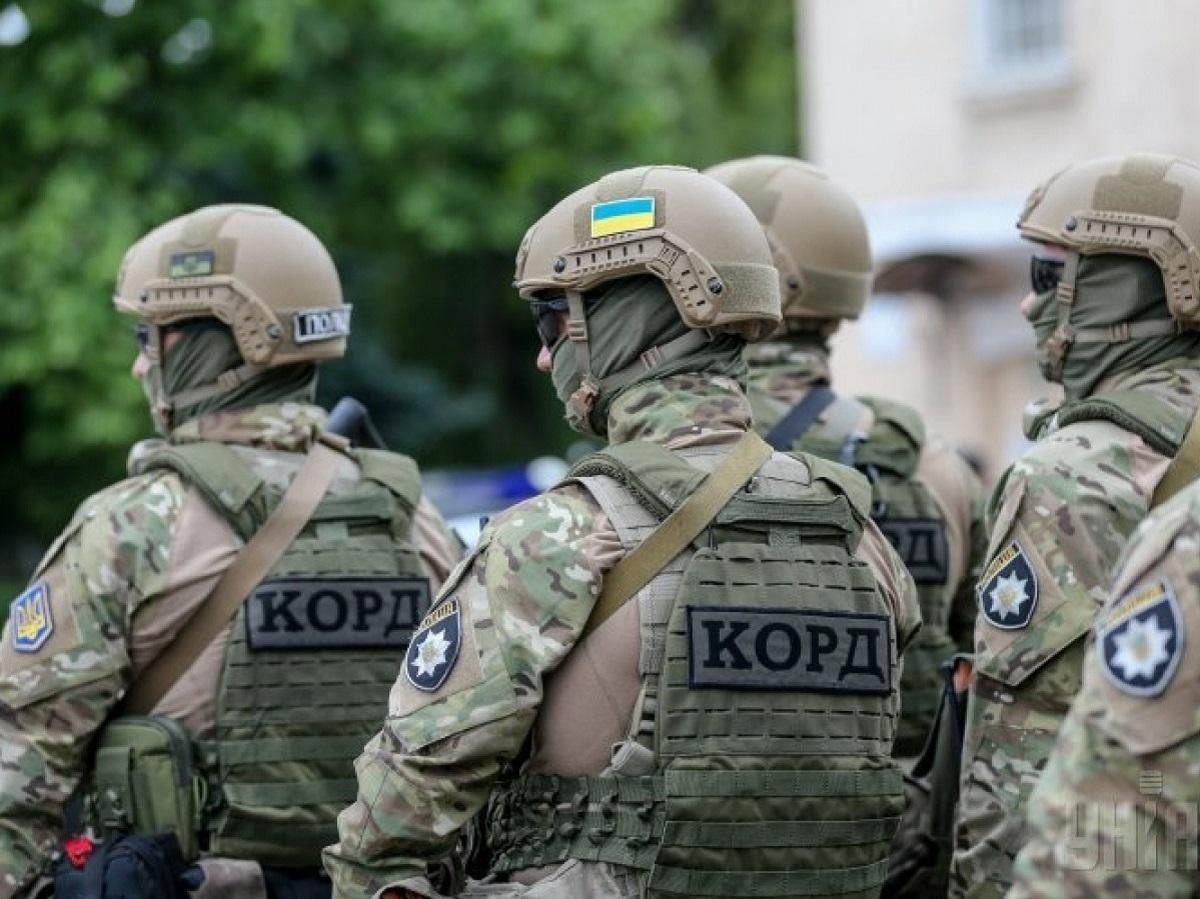 На Хмельниччині чоловік погрожував медикам рушницею: його затримали На Хмельниччині чоловік погрожував медикам рушницею: його затримали