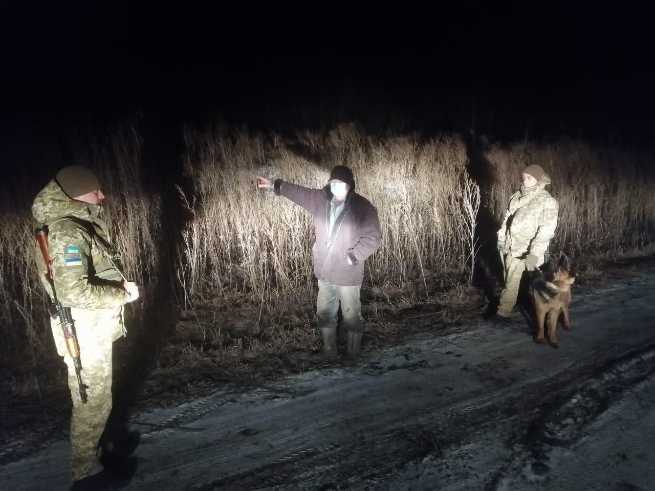 Бойцы ГПСУ задержали мужчину, который переползал из России в Украину
