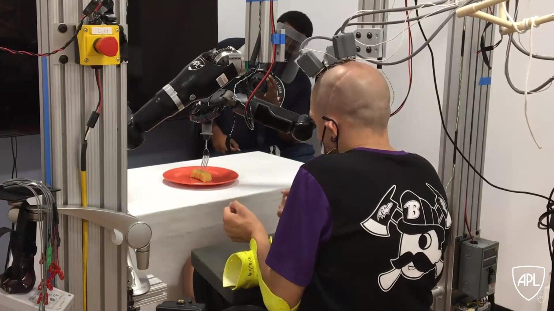 Управляемые мозгом роборуки помогли разрезать пирожное