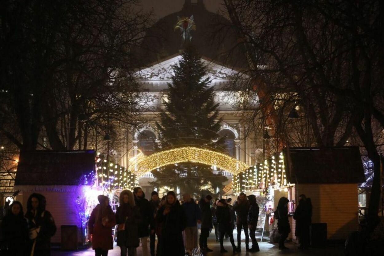 Во Львове возле Оперного театра установили главную новогоднюю елку: фото і відео