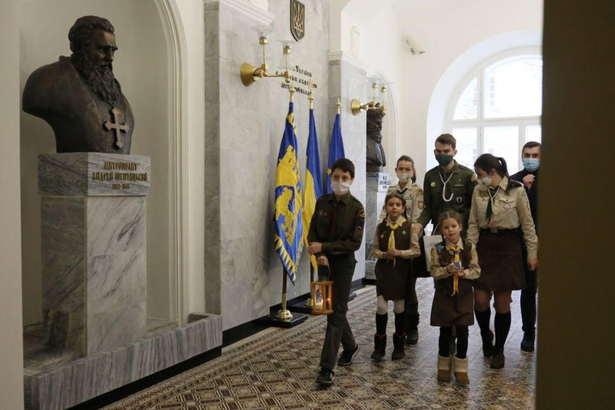Во Львов передали Вифлеемский огонь мира: фото Во Львов передали Вифлеемский огонь мира: фото