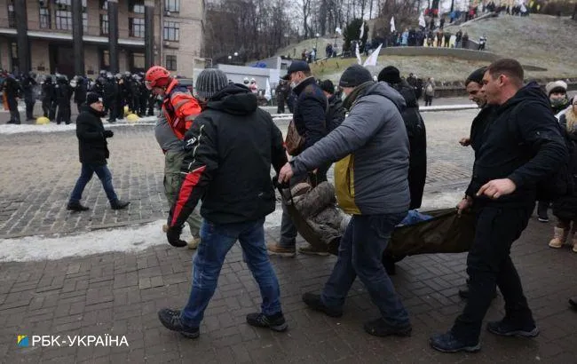 Чоловіка забрали на ношах / Фото РБК-Україна