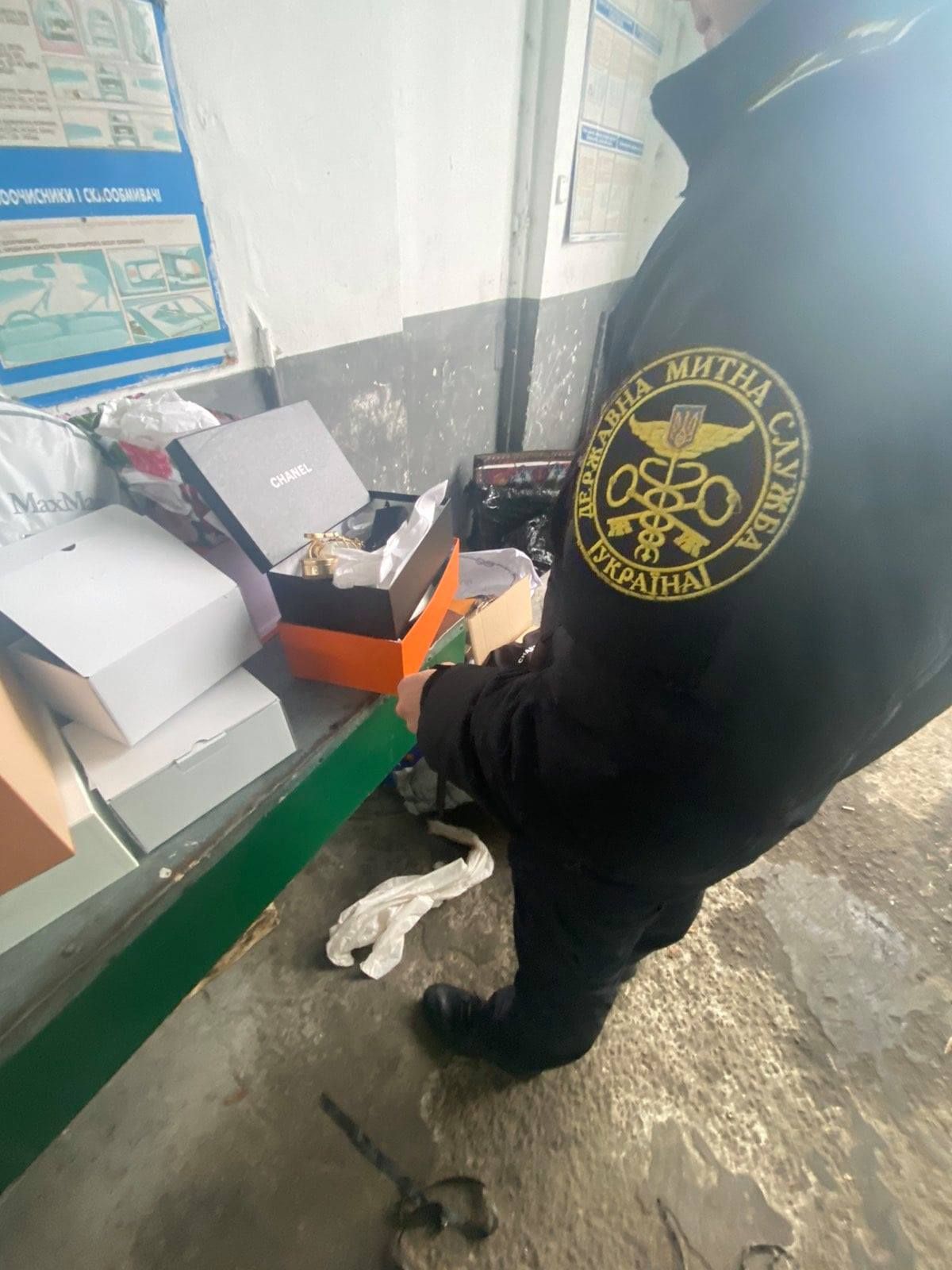 Chanel, Dior та Louis Vuitton: митники знайшли елітну контрабанду – фото Chanel, Dior та Louis Vuitton: митники знайшли елітну контрабанду – фото