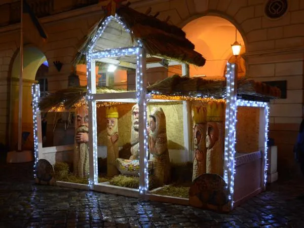 Встановлення різдвяної шопки у Львові