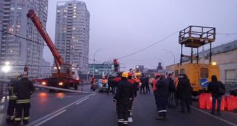 Ледь не на автівки: на Шулявському мосту впали опори освітлення, рух заблоковано – відео