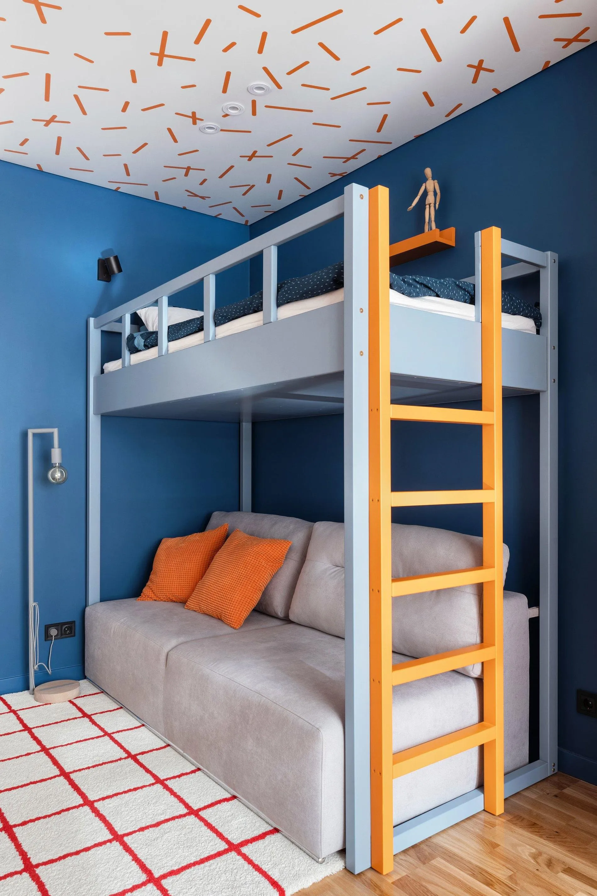 Детская комната с оранжевым декором потолка