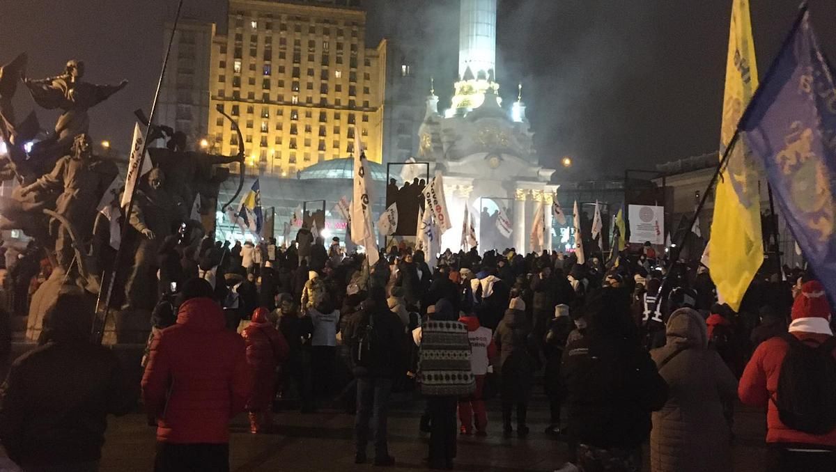 Полиция пошла на штурм палаток ФЛП на Майдане, произошли столкновения