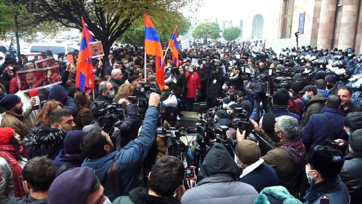В Ереване люди вышли на многотысячный протест: видео