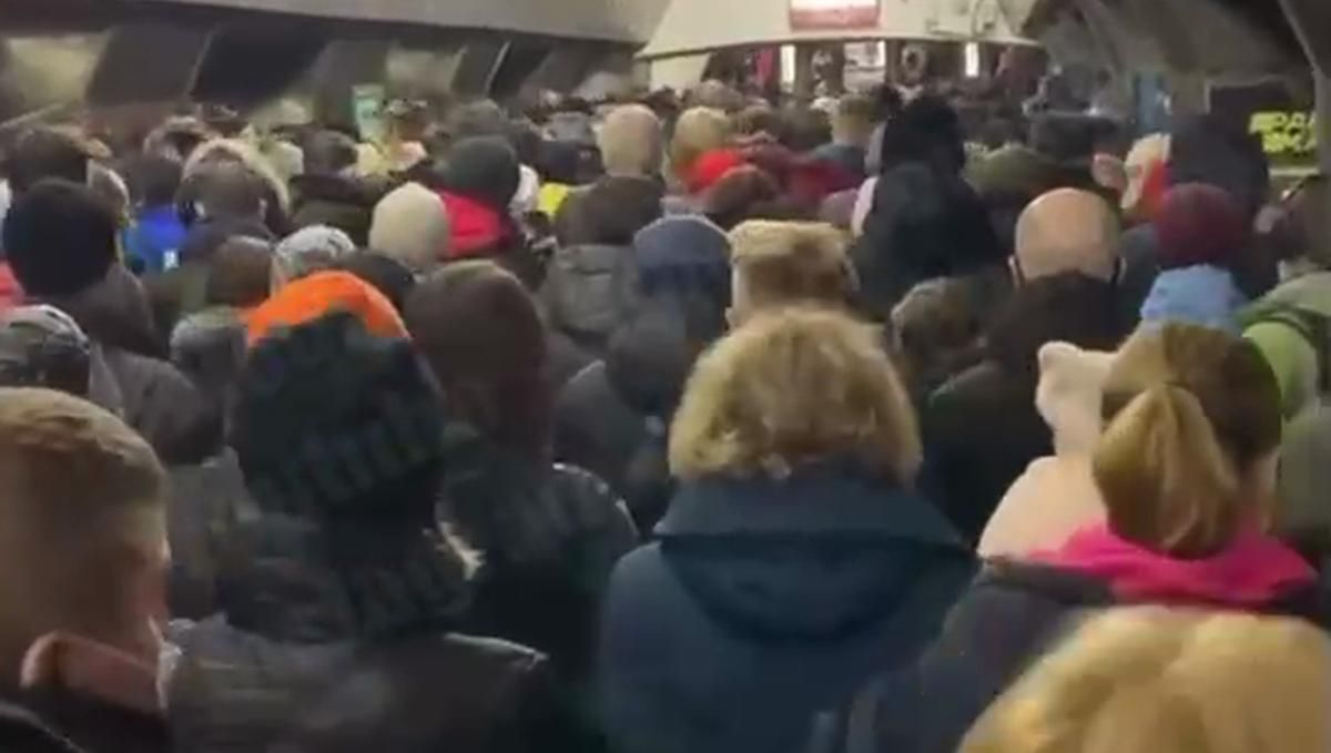 Из-за минирования Майдана Незалежности в метро Киева - огромная толпа