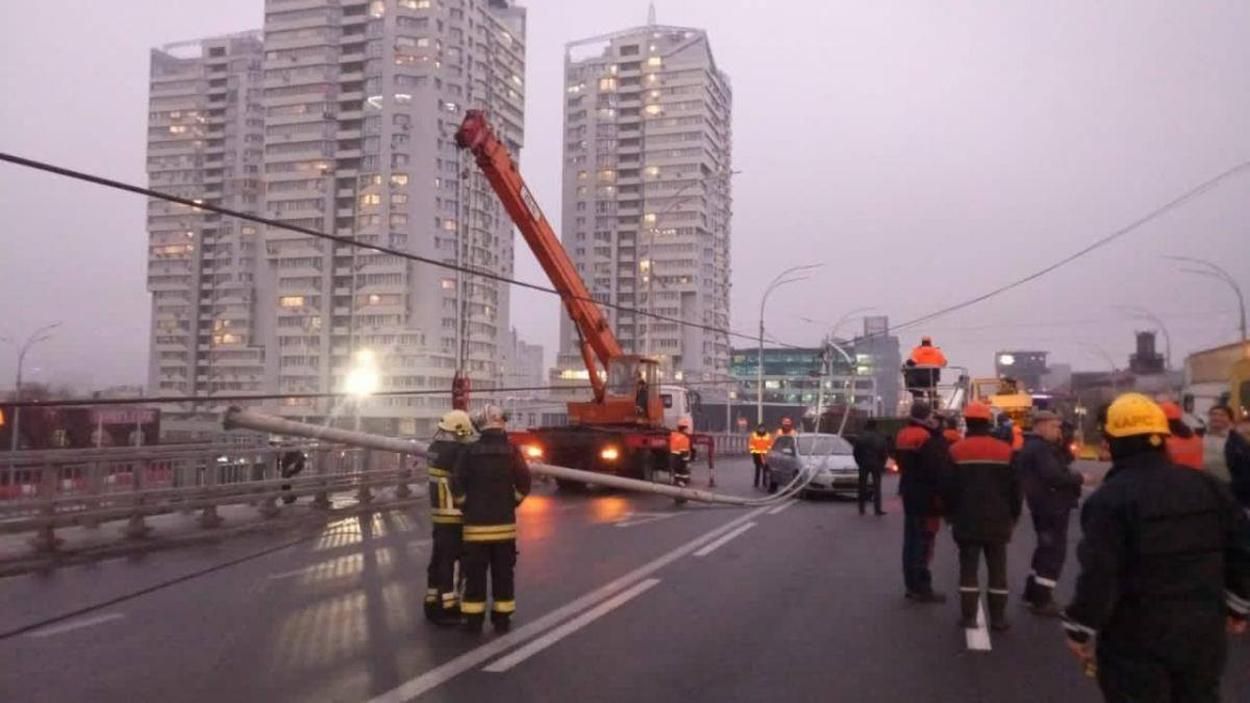 На Шулявському мосту впали електростовпи: відкрили кримінальну справу