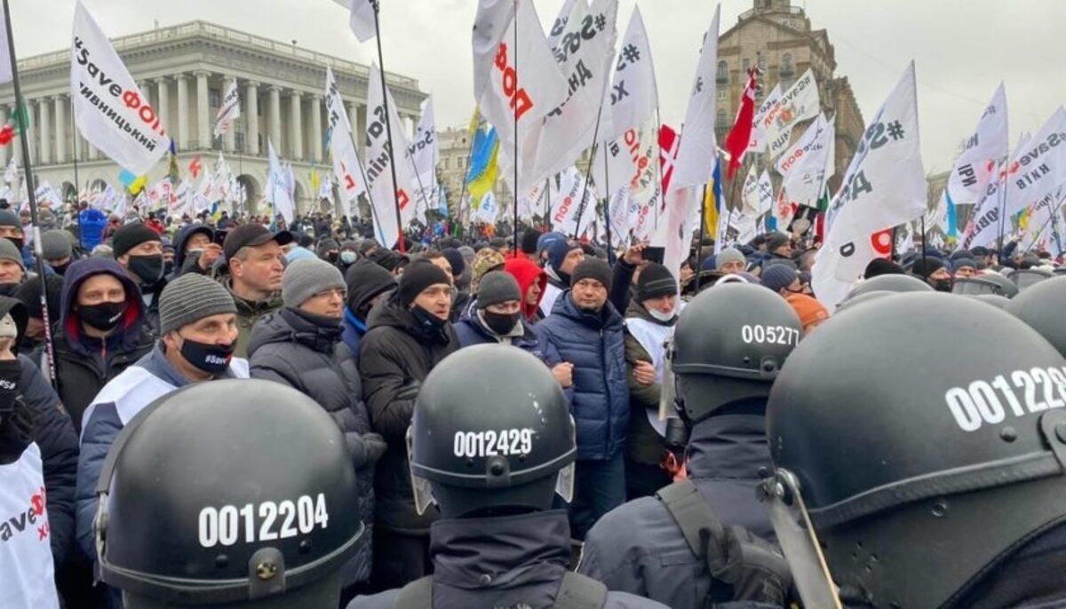 Трьом поліцейським розбили обличчя під час акції ФОПів: деталі