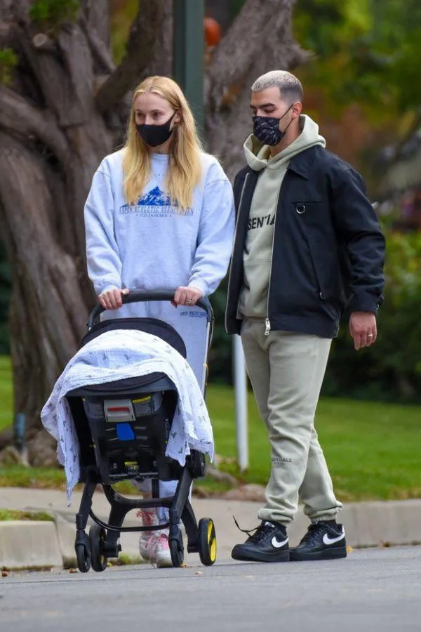 Зіркові батьки на прогулянці з донечкою /  Just Jared