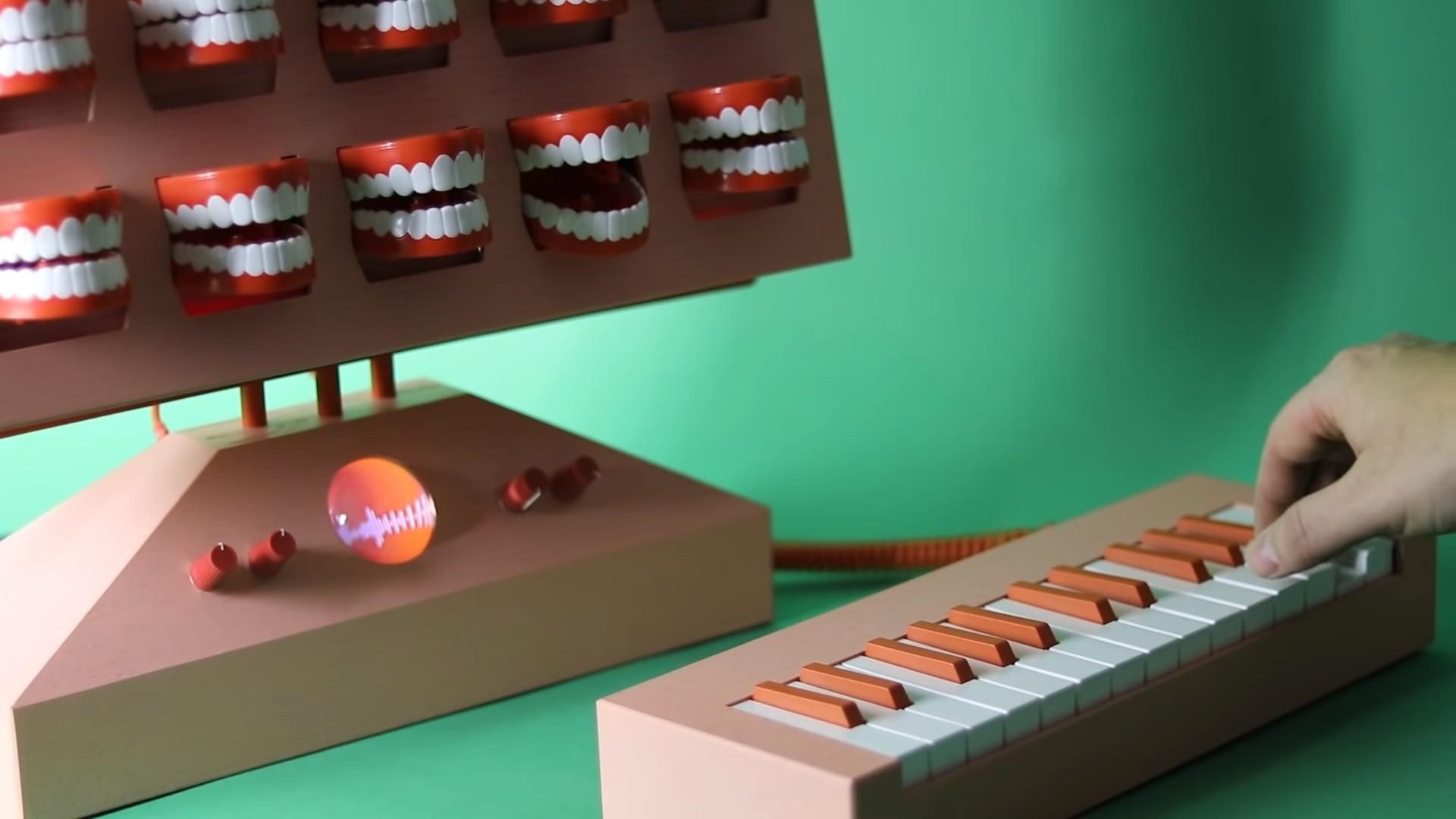 Художница создала вокальный синтезатор из поющих челюстей Художница создала вокальный синтезатор из поющих челюстей