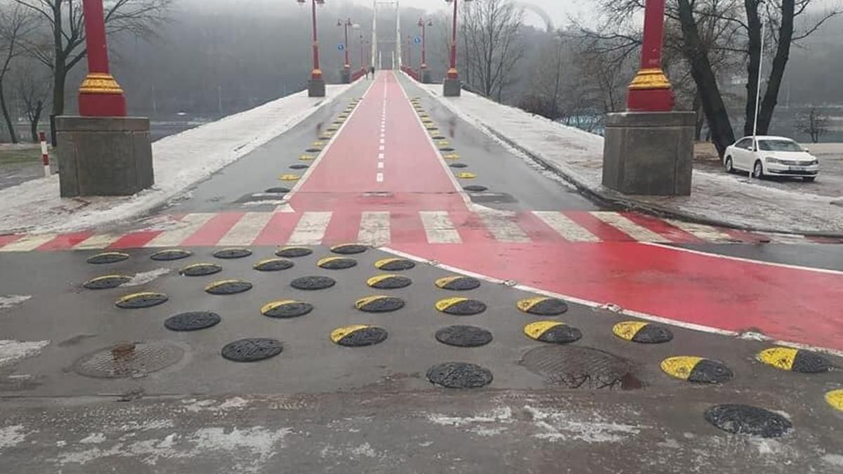 У Києві з’явились дивні лежачі поліціянти: їх призначення не розуміють У Києві з’явились дивні лежачі поліціянти: їх призначення не розуміють