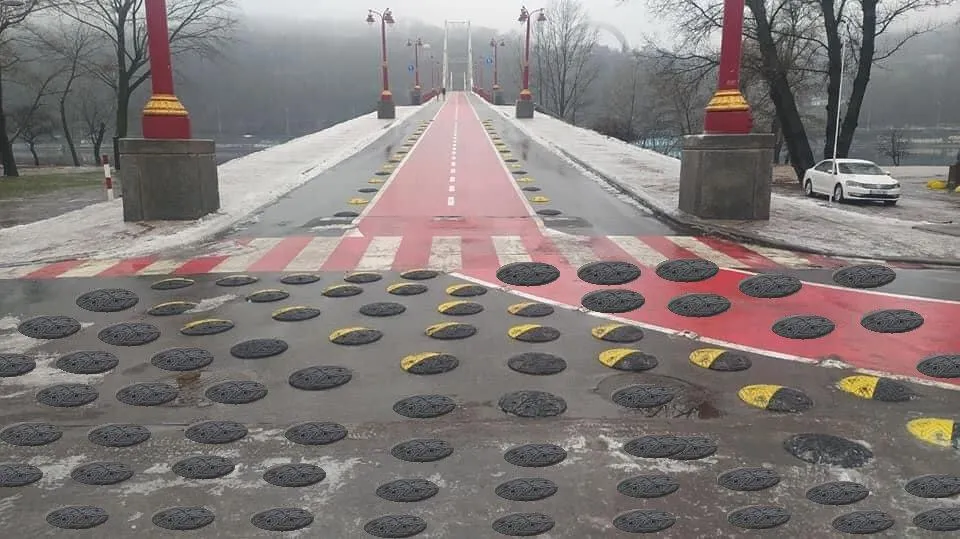 Один користувач пожартував, що таких штук взагалі мало встановили й додав свою пропозицію / Ілюстрація Олександра Кононенка Один користувач пожартував, що таких штук взагалі мало встановили й додав свою пропозицію / Ілюстрація Олександра Кононенка