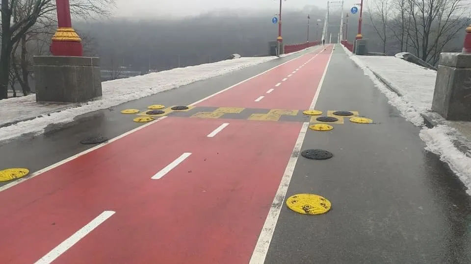 Їх встановили вдовз велодоріжки / Фото Александра Шурега facebook.com/Shuregua Їх встановили вдовз велодоріжки / Фото Александра Шурега facebook.com/Shuregua