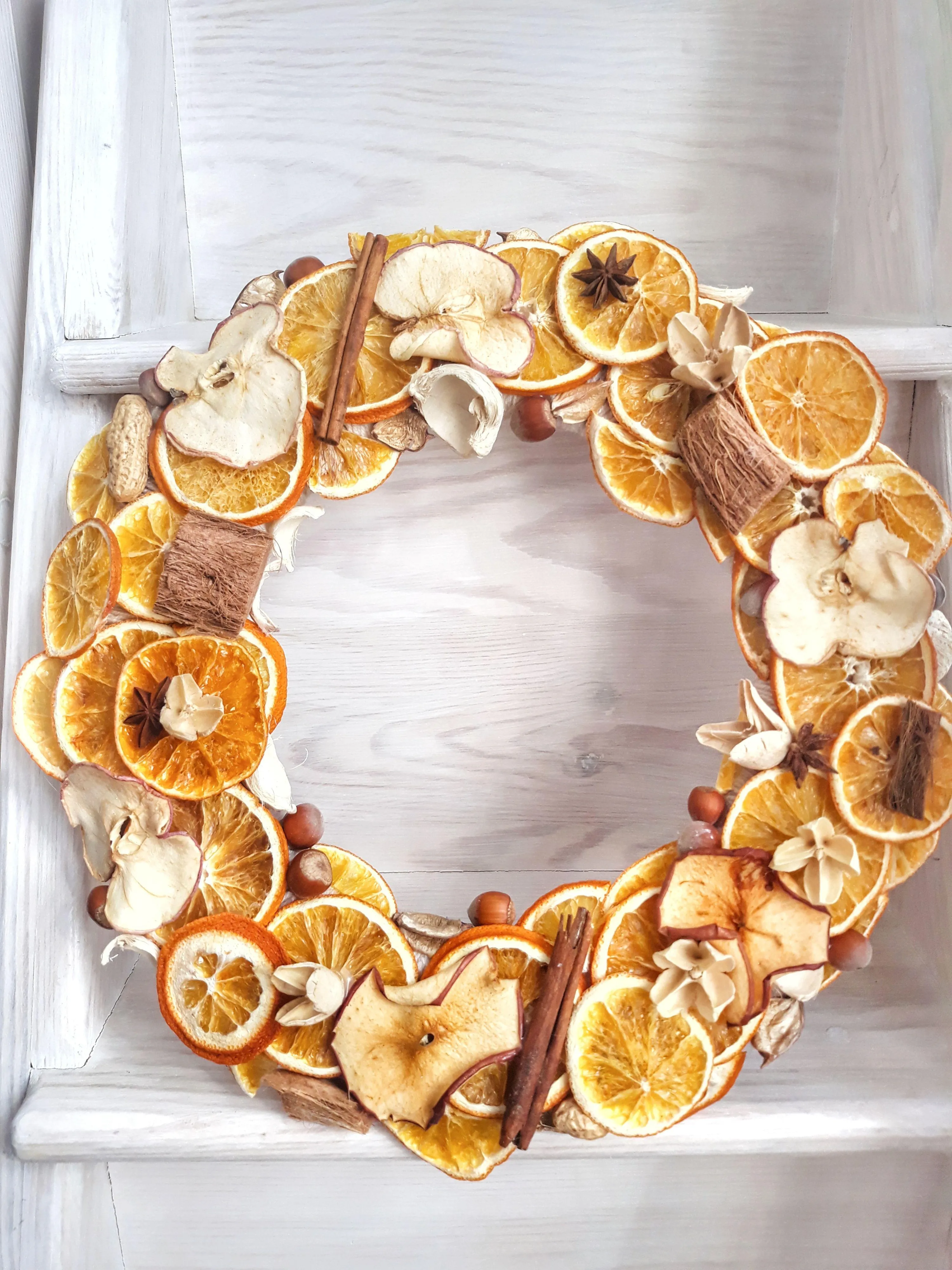 Декоративний вінок на двері