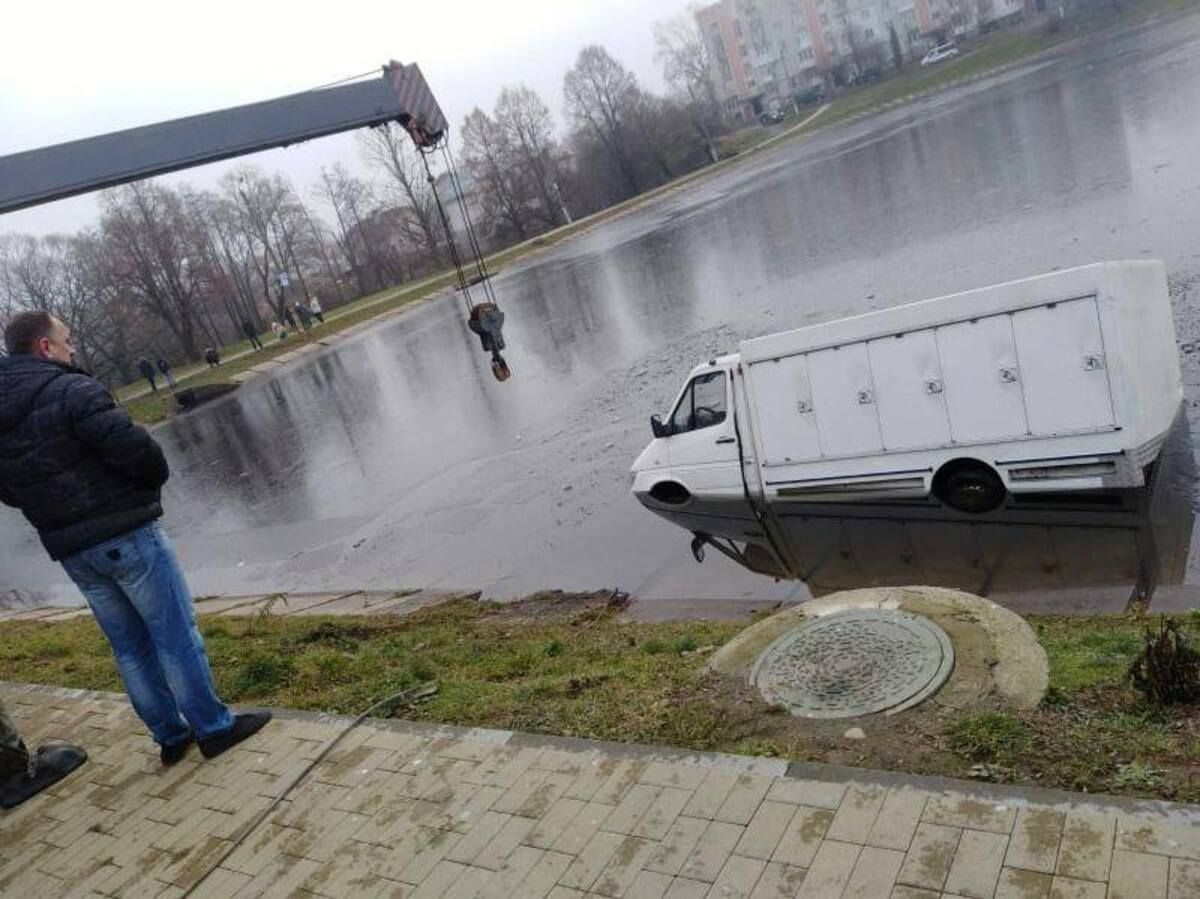 На Львівщині водій мікроавтобуса не впорався з керуванням та в'їхав у озеро: фото