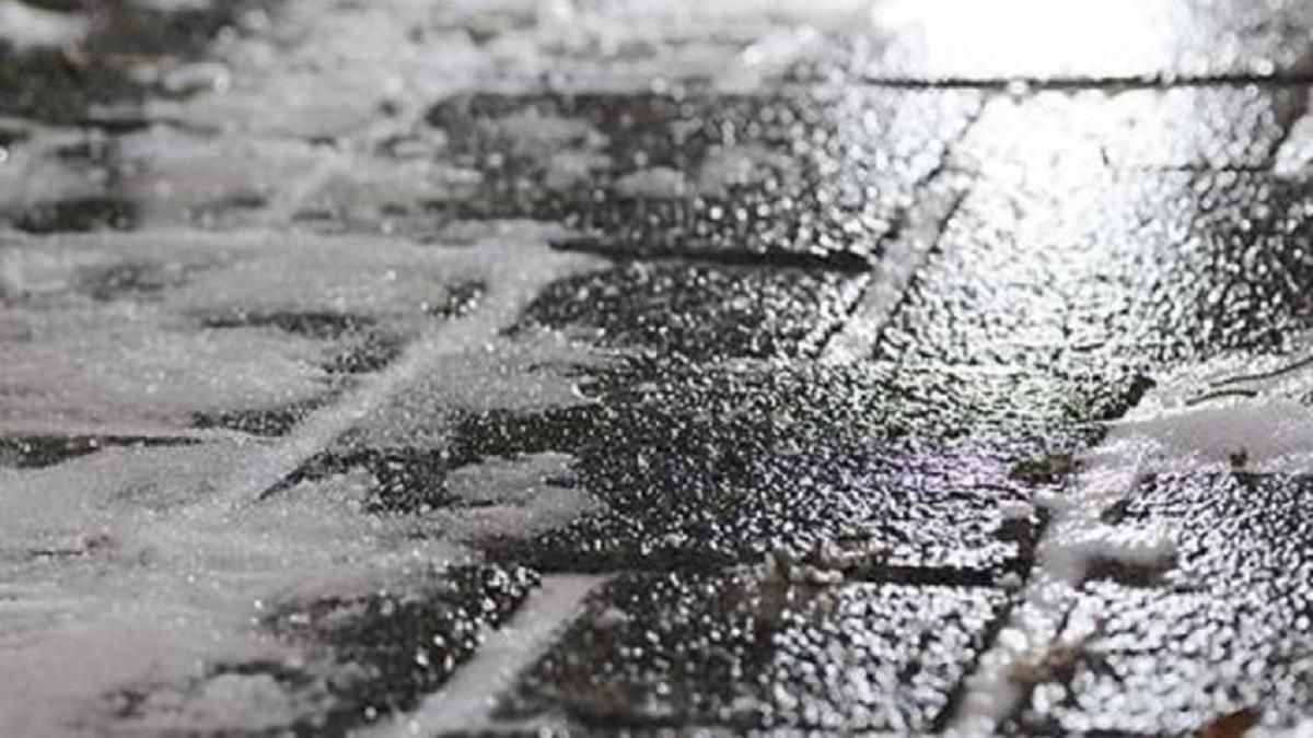 Ожеледиця скує українські дороги: де буде найбільш слизько Ожеледиця скує українські дороги: де буде найбільш слизько