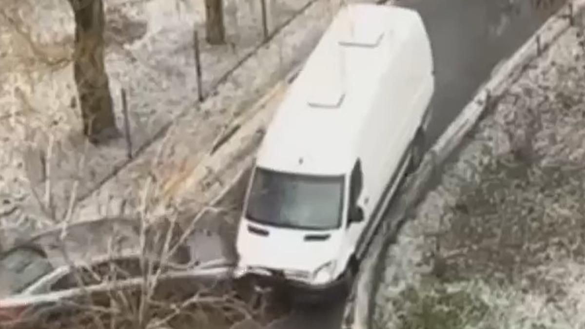 У Чабанах водій мікроавтобусу врізався у 6 автівок та втік У Чабанах водій мікроавтобусу врізався у 6 автівок та втік