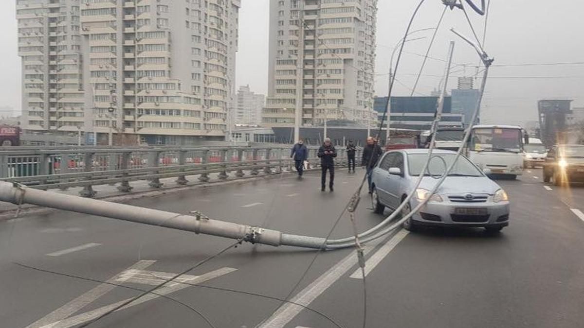 На Шулявському шляхопроводі могли впасти ще 6 опор освітлення