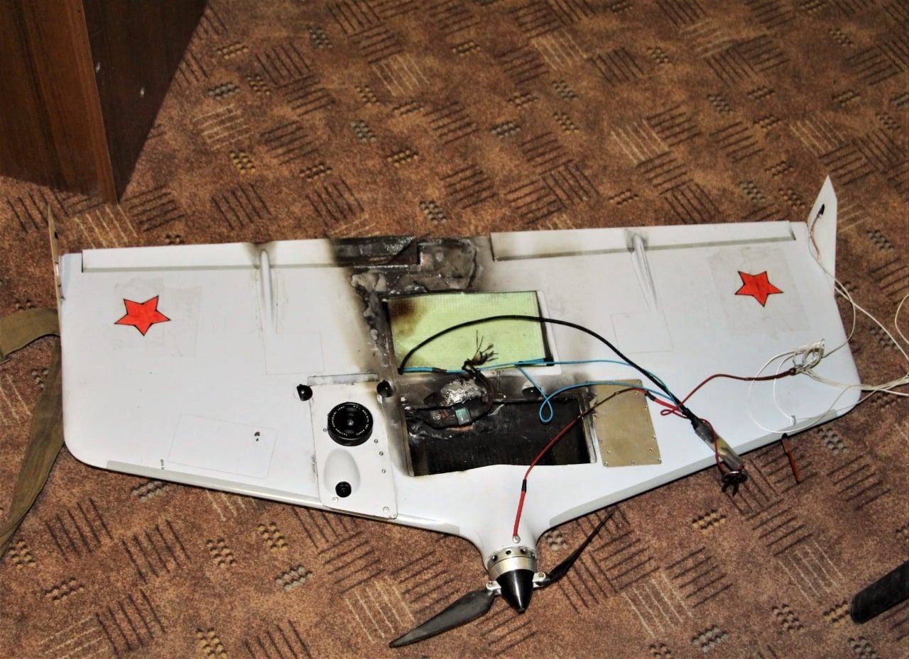 Збитий безпілотник РФ на Донбасі: в кадр потрапили обличчя бойовиків Збитий безпілотник РФ на Донбасі: в кадр потрапили обличчя бойовиків