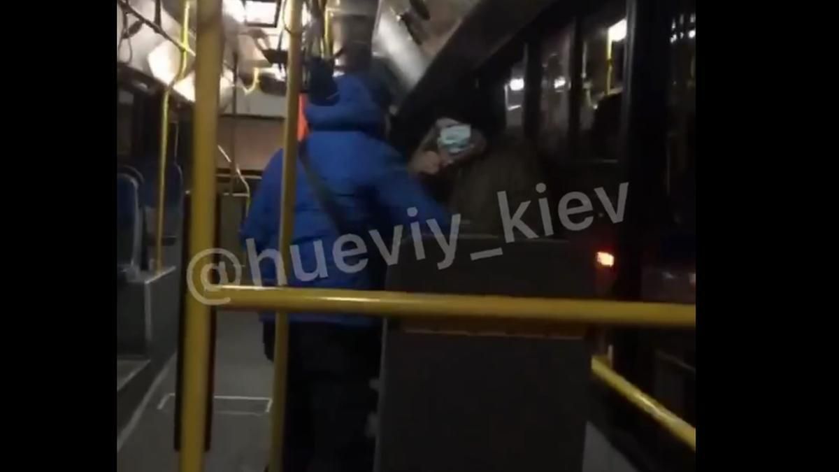 В Киеве пассажира автобуса побили из-за маски на подбородке