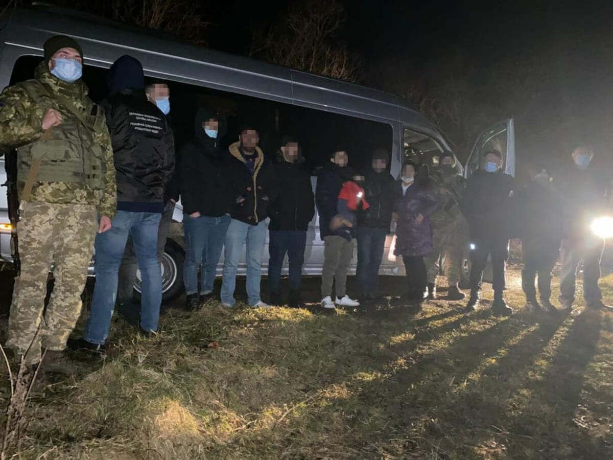 Львівські прикордонники затримали автобус з нелегалами з Іраку та Туреччини: фото