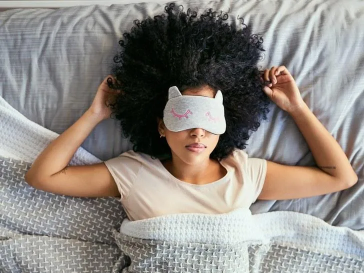 Для того, аби спати краще, можна використовувати маску