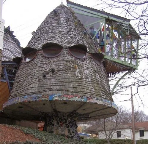Дом в форме гриба привлекает внимание