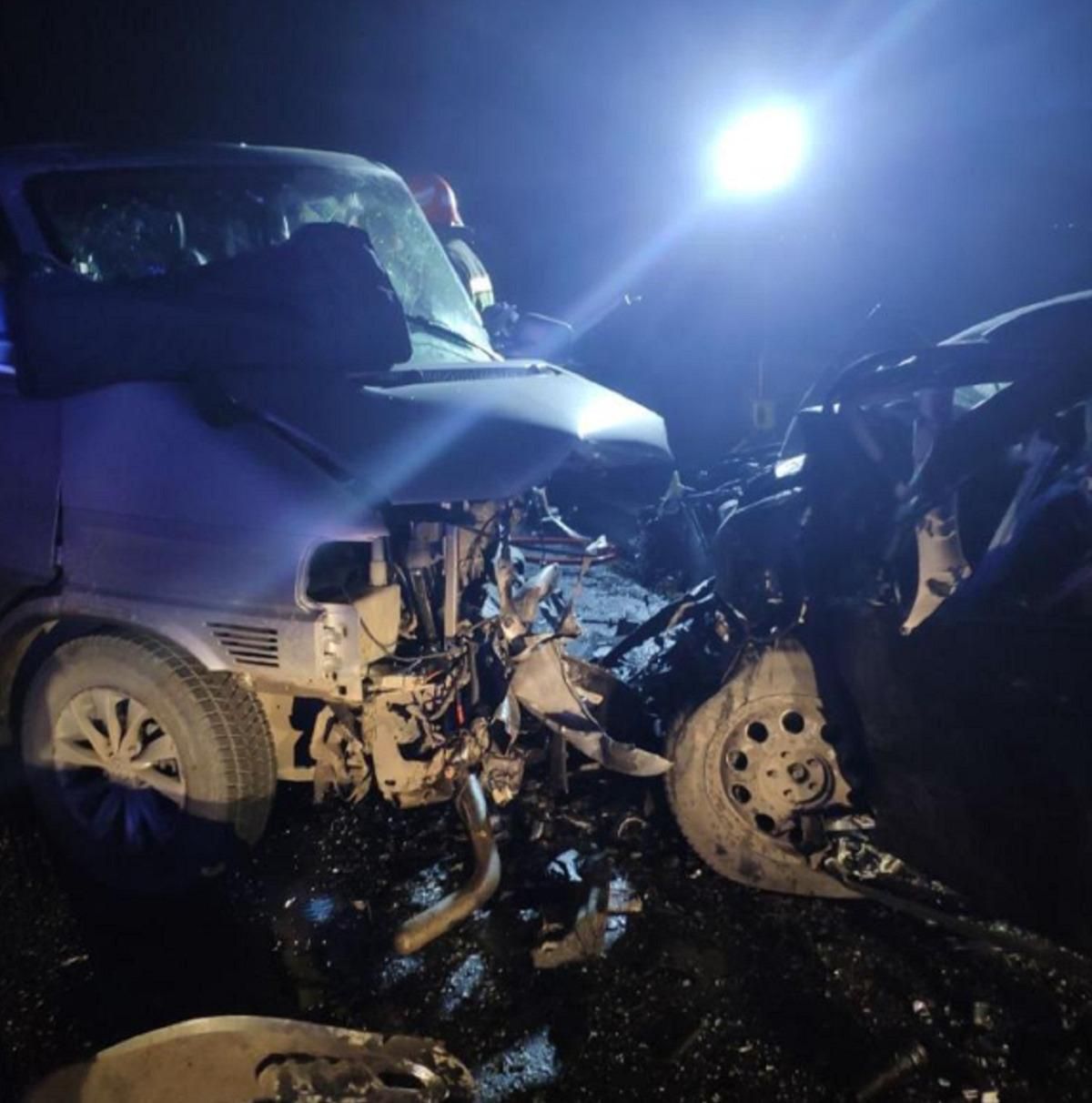 На Львівщині автобус зіштовхнувся з легковиком на зустрічній смузі: постраждали 10 людей – фото На Львівщині автобус зіштовхнувся з легковиком на зустрічній смузі: постраждали 10 людей – фото