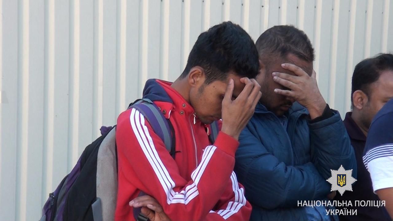 На западе Украины задержали людей, которые помогали мигрантам незаконно попасть в ЕС На западе Украины задержали людей, которые помогали мигрантам незаконно попасть в ЕС