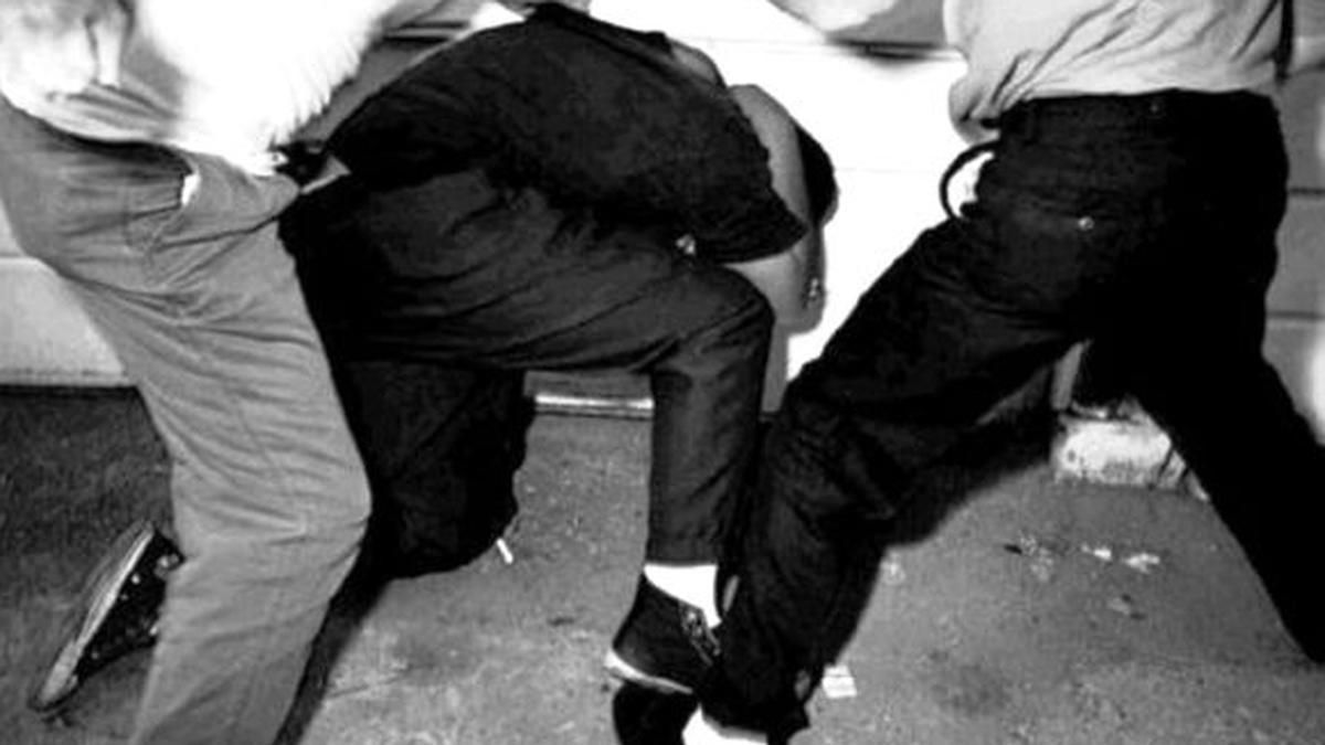 Трое мужчин избили депутата в Черкассах Трое мужчин избили депутата в Черкассах