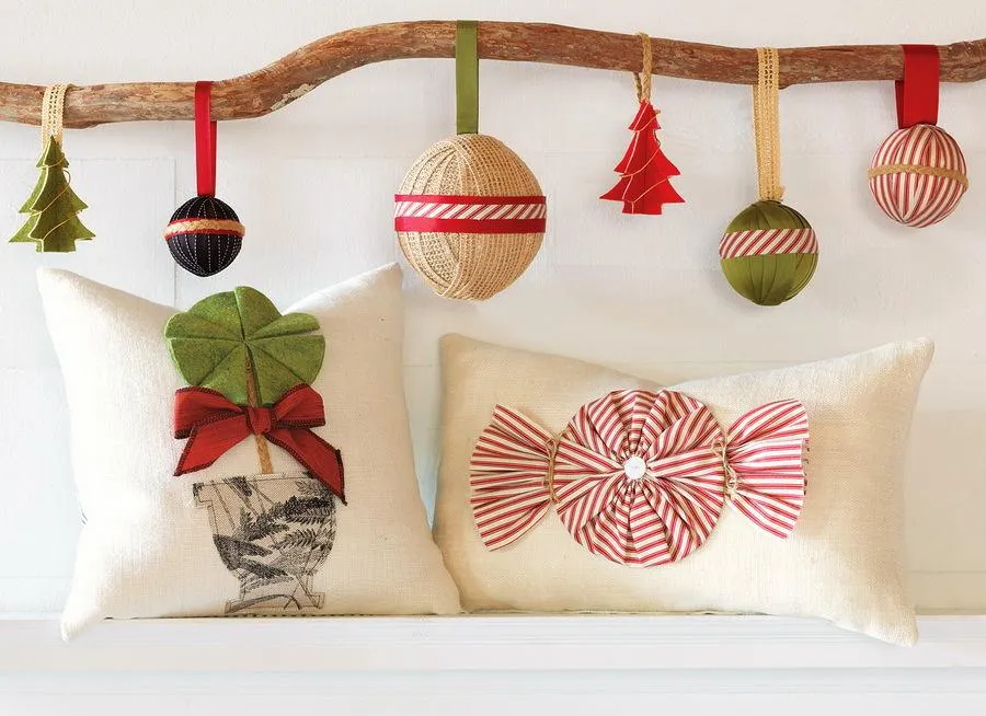 Тематичні подушки чудово підходять для новорічного декору / Фото Pinterest