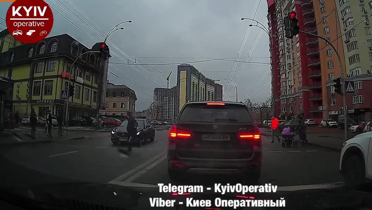 Перебегал дорогу и ехал на красный: в Киеве легковушка сбила мужчину