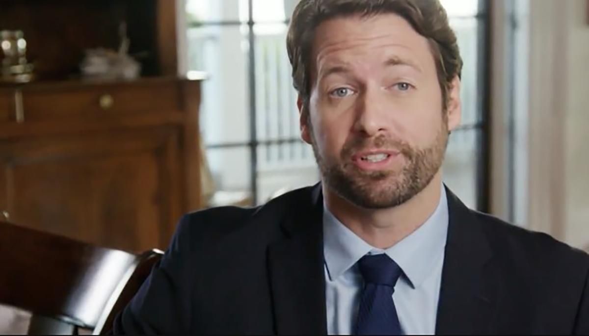 В США конгрессмен во время выступления открыл пиво и произнес тост В США конгрессмен во время выступления открыл пиво и произнес тост