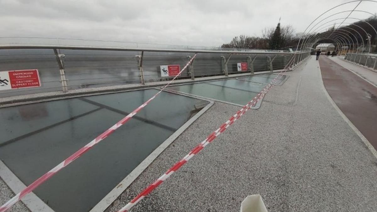 На мосту Кличко снова треснуло стекло На мосту Кличко снова треснуло стекло